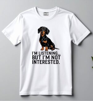 Playera "I'm Listening... But I'm Not Interested" - Perro Salchicha